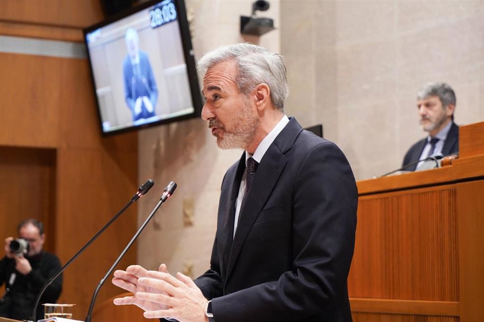 El presidente del Gobierno de Aragón, Jorge Azcón, se dirige al Pleno de las Cortes autonómicas.