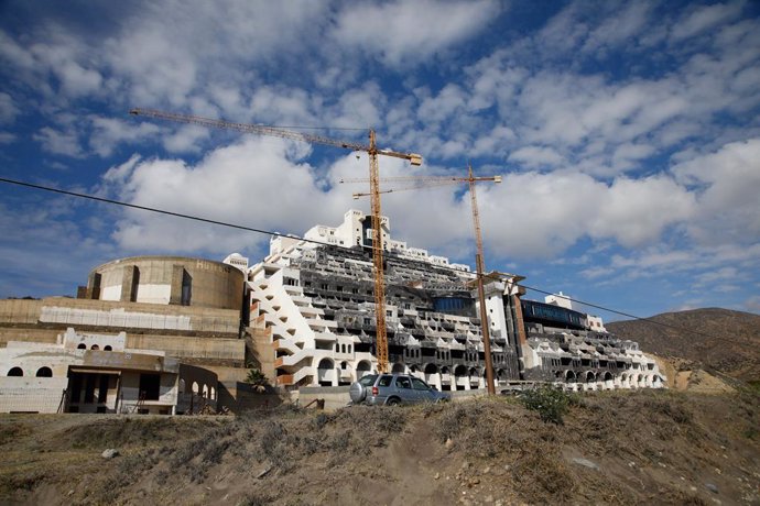 Vista general del hotel ilegal de El Algarrobico. A 10 de febrero de 2025, en Carboneras, Almería (Andalucía, España). 
