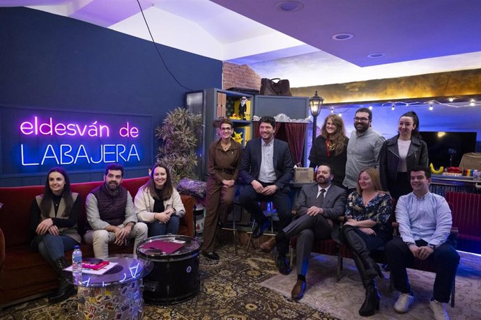 La presidenta Chivite con el presidente de AJE, Guillermo García, el resto de la junta directiva de la asociación, el director general Iñigo Arruti, y la directora gerente del SNE, Miriam Martón