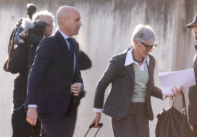 O ex-presidente da Real Federação Espanhola de Futebol (RFEF) Luis Rubiales em sua chegada à Audiência Nacional, em 11 de fevereiro de 2025, em San Fernando de Henares, Madri (Espanha). Rubiales depõe como réu no processo contra ele.
