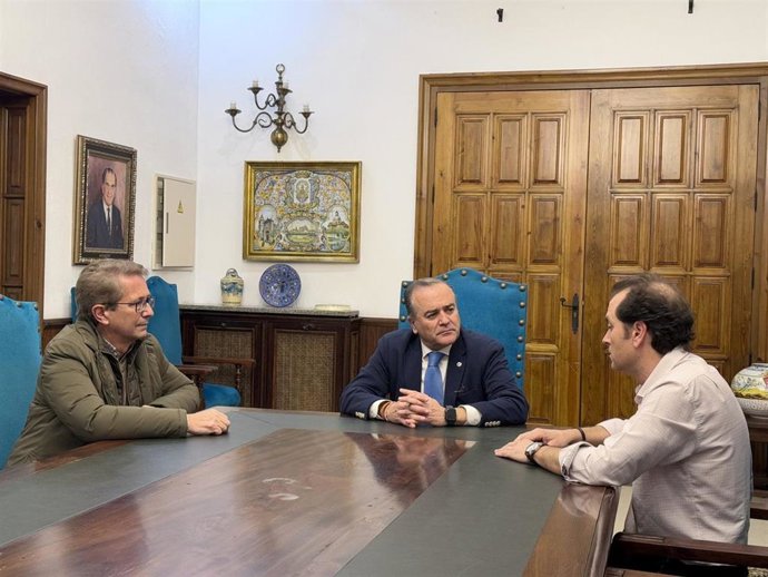El alcalde, José Julián Gregorio, reunido con la plataforma ciudadana 'Sí a Almaraz, Sí al futuro'.