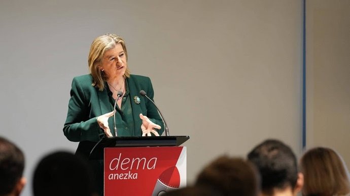 La diputada de Empleo, Cohesión Social e Igualdad de Bizkaia, Teresa Laespada, en un encuentro de las lanzaderas de empleo de Bizkaia.