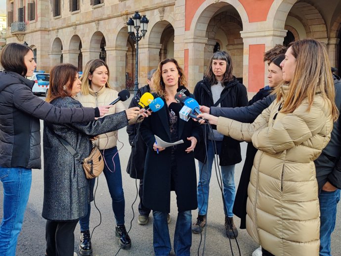 La líder de la CUP al Parlament, Laia Estrada, en una roda de premsa 