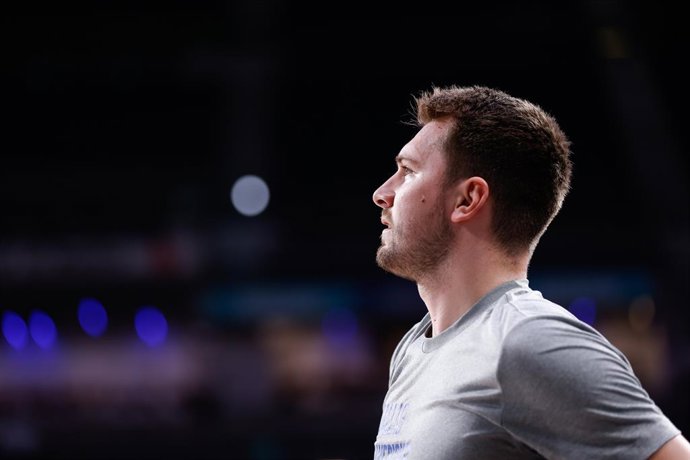 Archivo - Luka Doncic, do Dallas Mavericks, observa durante o jogo amistoso de basquete disputado entre Real Madrid e Dallas Mavericks no pavilhão Wizink Center em 10 de outubro de 2023, em Madri, Espanha.