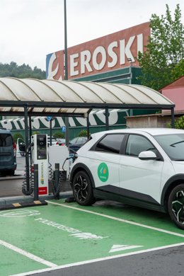 Archivo - Carga de vehículos eléctricos consecuencia de un acuerdo entre Eroski e Iberdrola