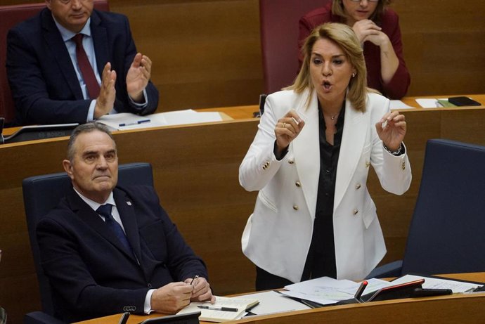 Archivo - Los vicepresidentes Francisco José Gan Pampols y Susana Camarero en el pleno de Les Corts