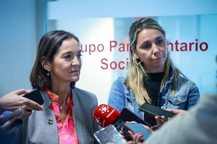 Las portavoces del PSOE en el Ayuntamiento, Reyes Maroto, y en la Asamblea, Mar Espinar.