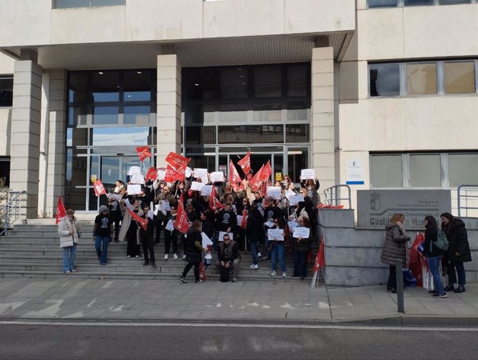 Concentración de la plantilla del Servicio de Emergencias del 112 de Castilla-La Mancha en la Consejería de Hacienda y Administraciones Públicas.