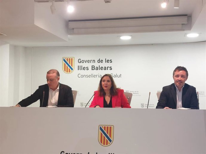 La consellera de Salud, Manuela García, en rueda de prensa, junto al director general del Servicio de Salud de Baleares, Javier Ureña, y el director del Servicio de Asistencia Sanitaria del Servicio de Salud, Raúl Lara