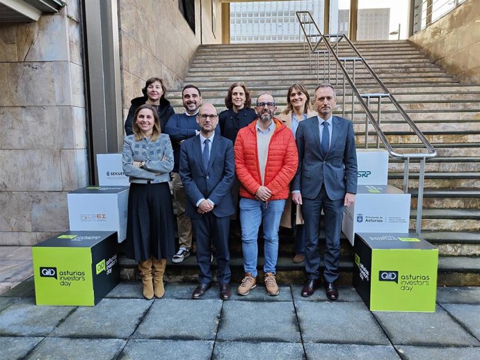 Cristina Fanjul, directora del CEEI; Iván Aitor Lucas, viceconsejero de Ciencia; Francisco Pérez, socio fundador de la empresa Loutkar Robotics; David González, director de Sekuens; María Antonia Iturbe, personal de la SRP y Verónica Álvarez (CEEI)
