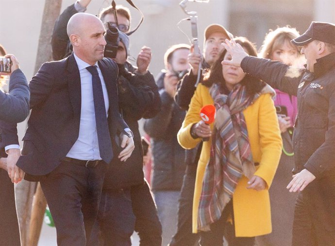 El expresidente de la Real Federación Española de Fútbol (RFEF) Luis Rubiales a su llegada a la Audiencia Nacional, a 11 de febrero de 2025, en San Fernando de Henares, Madrid (España). Rubiales declara como investigado en el juicio que se sigue en su con