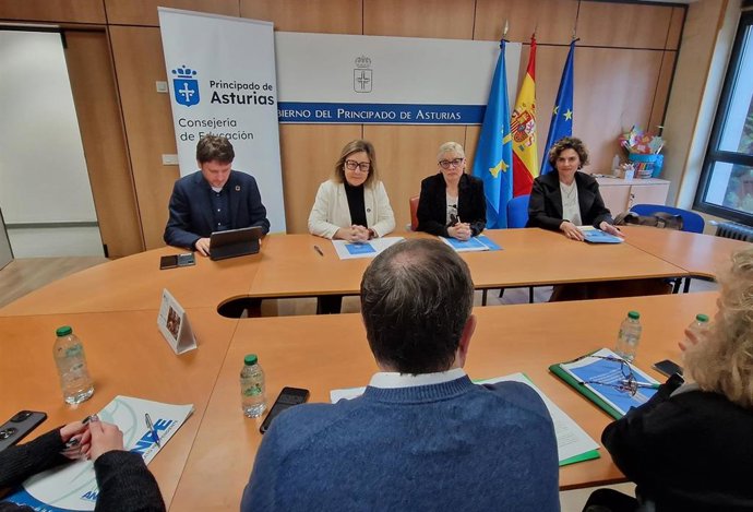 Lydia Espina y Concepción Saavedra, en el centro