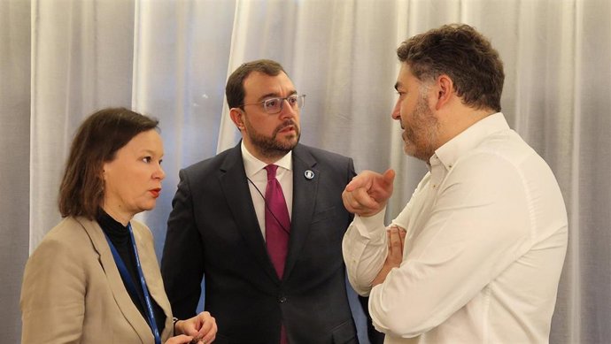 La secretaria general de la delegación socialista española, Leire Pajín; el presidente del Principado, Adrián Barbón, y el eurodiputado asturiano Jonás Fernández.