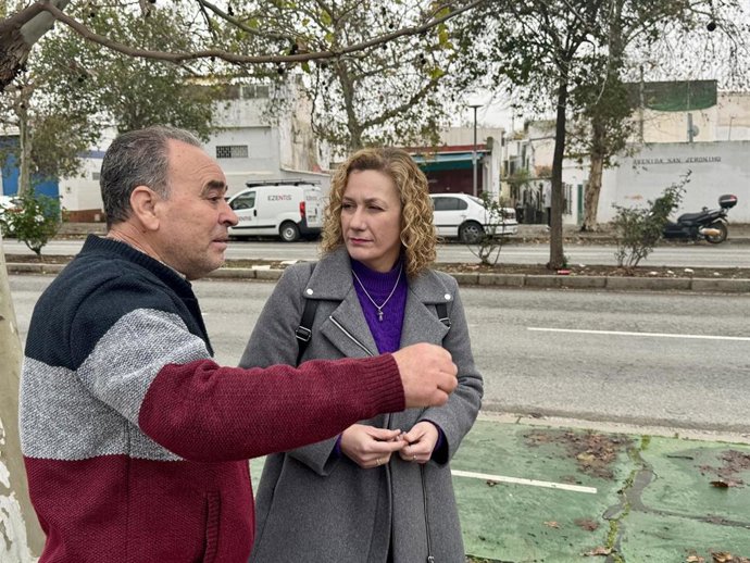 Susana Hornillo conversa con un vecino de la Bachillera.