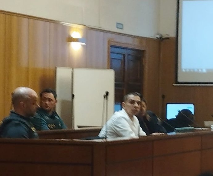 Un testigo identifica al Dominican Dont'Play acusado como autor del machetazo en el locutorio de Salmerón. En la foto, el acusado, con camisa blanca, durante la primera sesión del juicio en la Audiencia de Valladolid.