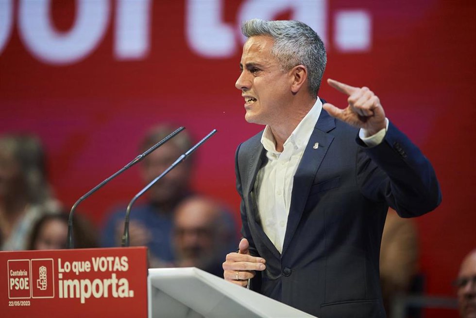 Archivo - El secretario general del PSOE de Cantabria, Pablo Zuloaga, durante un acto electoral en mayo de 2023.