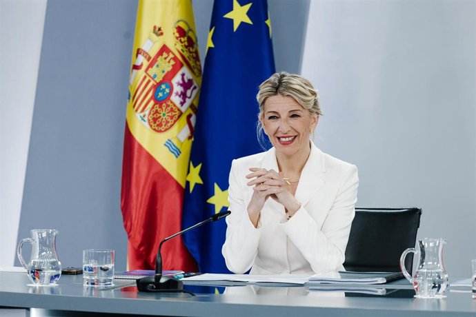 La vicepresidenta segunda y ministra de Trabajo y Economía Social, Yolanda Díaz, durante una rueda de prensa tras el Consejo de Ministros, en el Complejo de la Moncloa, a 4 de enero de 2025, en Madrid (España). El Consejo de Ministros ha aprobado  el ante