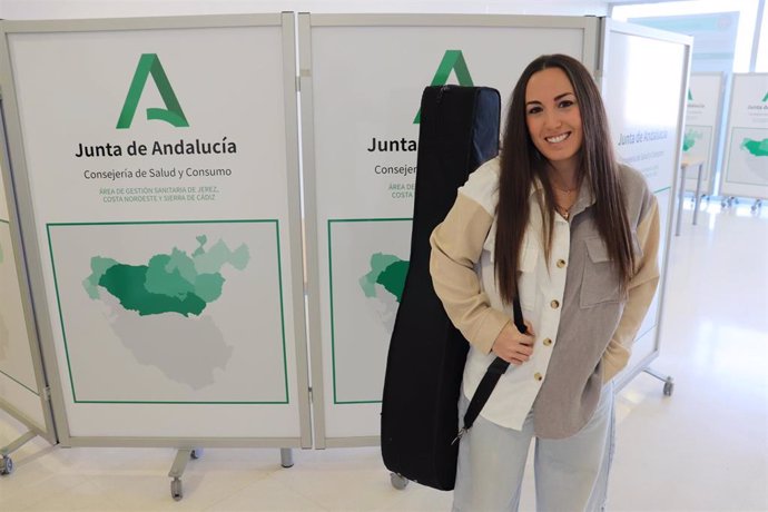 La cantante María Carrasco durante una jornada en el Hospital de Jerez, donde ha actuado para pacientes y familiares.