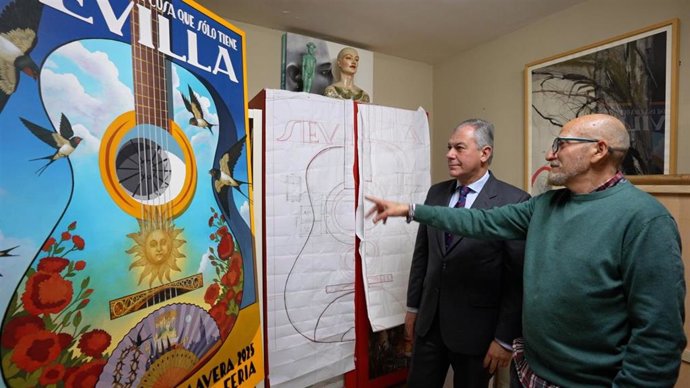 El alcalde, junto a uno de los artistas del Taller de Daroal en el momento de presentar el cartel de las Fiestas de Primavera de Sevilla.