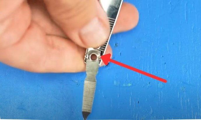 É para isso que serve o pequeno orifício no cortador de unhas: a função oculta que quase ninguém conhece.
