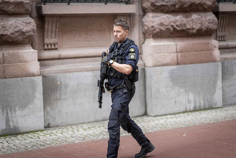 Archivo - Imagen de archivo de un policía de Suecia en Estocolmo.