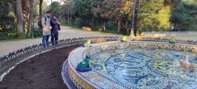 Ismael Sánchez, con un operario de Parques y Jardines en la fuente de Las Ranas del parque María Luisa.