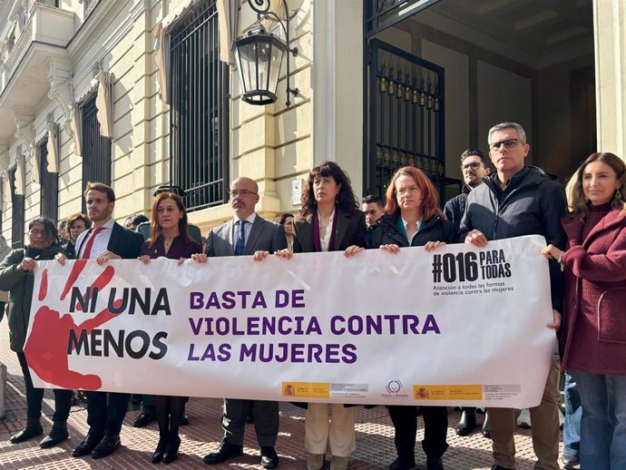 Los trabajadores de la Delegación del Gobierno, encabezados por la ministra de Igualdad, Ana Redondo; y el delegado del Gobierno en Madrid, Francisco Martín; guardan un minuto de silencio por el último asesinato machista de Málaga.