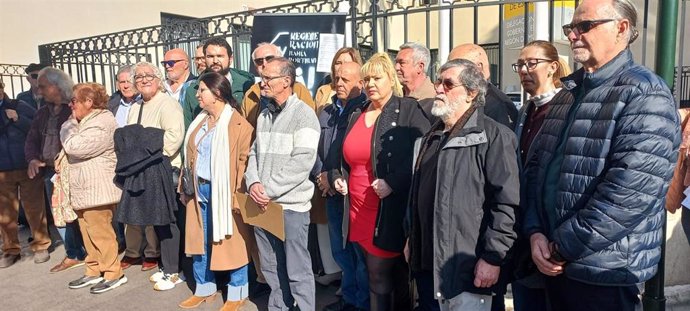 Concentración de miembros de asociaciones vecinales de La Unión (Murcia), acompañados por el alcalde, Joaquín Zapata, frente a la Delegación del Gobierno en Murcia para exigir al Ejecutivo central la regeneración de la bahía de Portmán