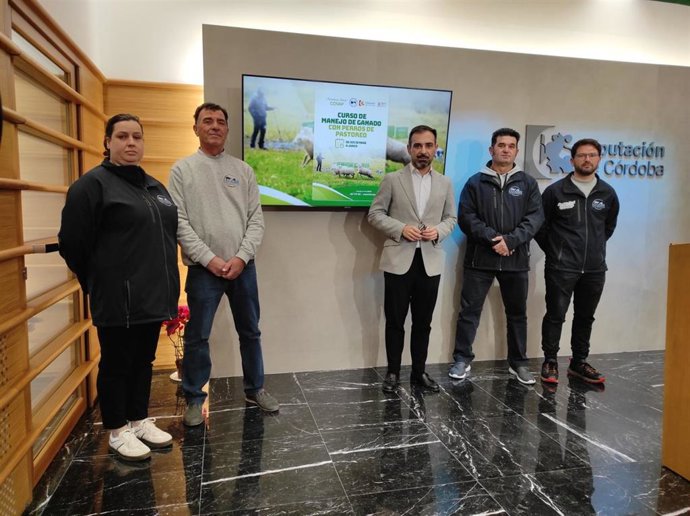 El delegado de Desarrollo Económico, Promoción y Empleo de la Diputación de Córdoba, Félix Romero, en la presentación del curso de manejo de perros de pastoreo.