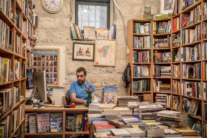 Archivo - Mahmud Muna, uno de los propietarios de la librería Educational Bookshop, situada en Jerusalén Este, dentro de una de sus tiendas (archivo)