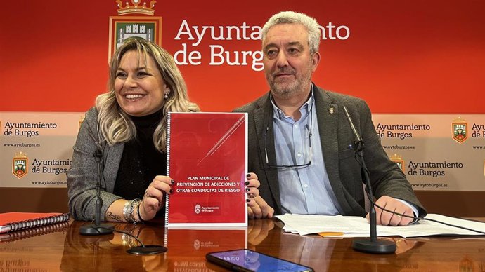 La presidenta de la Gerencia de Servicios Sociales, Mila del Campo, y el concejal de Juventud, Carlos Niño.