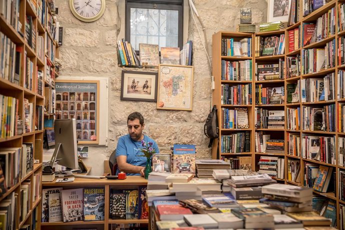 Archivo - Arquivo - 23 de julho de 2024, Jerusalém, Palestina: Mahmoud Muna, um dos proprietários da histórica Educational Bookshop de Jerusalém Oriental, visto dentro de uma filial da loja. Muna é editor do livro "Daybreak in Gaza: Stories of Palestinian
