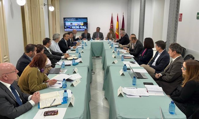 El consejero de Medio Ambiente, Universidades, Investigación y Mar Menor, Juan María Vázquez, preside la mesa de trabajo Más Innovadora y Tecnológica, celebrada en Cartagena en el marco del desarrollo del Plan Industrial de la Región de Murcia