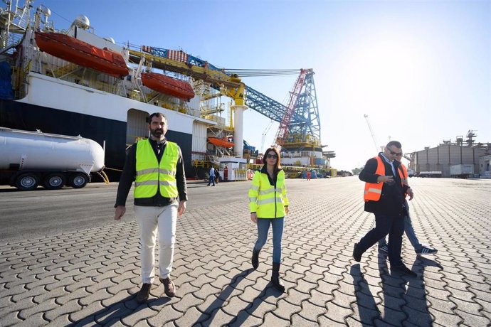 La presidenta de la Autoridad Portuaria de Almería (APA), Rosario Soto, durante su visita al buque-grúa Saipem 3000 atracado en el Puerto de Almería.