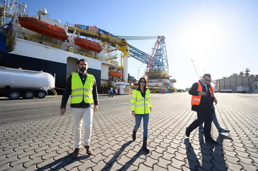 La presidenta de la Autoridad Portuaria de Almería (APA), Rosario Soto, durante su visita al buque-grúa Saipem 3000 atracado en el Puerto de Almería.