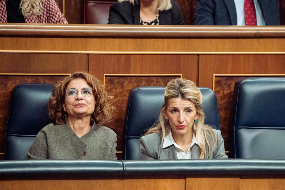 La vicepresidenta primera y ministra de Hacienda, María Jesús Montero (i) y la vicepresidenta segunda y ministra de Trabajo, Yolanda Díaz (d), durante una sesión plenaria extraordinaria, en el Congreso de los Diputados, a 22 de enero de 2025, en Madrid