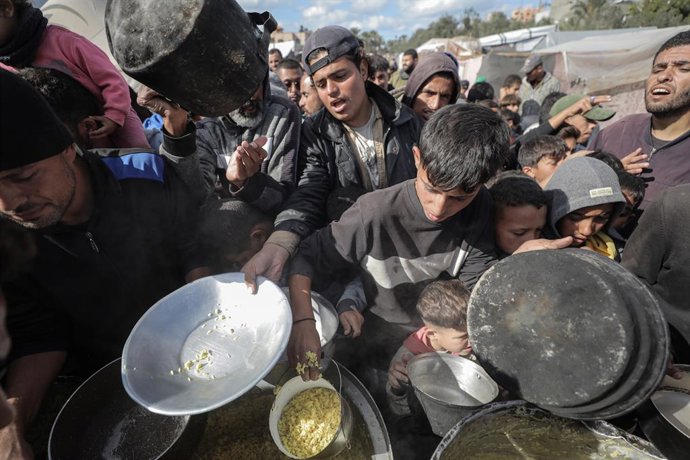 Archivo - Arquivo - Palestinos deslocados tentam receber ajuda alimentar na cidade de Deir al-Bala'a, na Faixa de Gaza (arquivo)