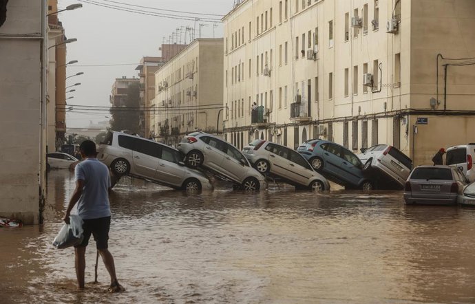 Archivo - Arxiu - Vehicles destrossats després del pas de la danaA pel barri de la Torre de València