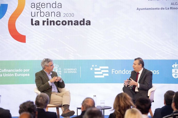 El alcalde de La Rinconada, Javier Fernández (d), conversa con el periodista Juan Carlos Blanco acerca del proyecto 'Ciudad Conectada'.