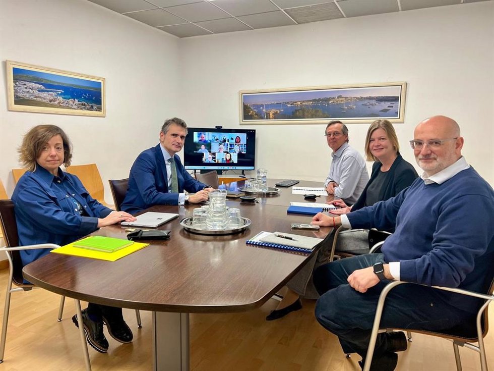 Reunión de la directora general de Industria y Polígonos Industriales, Ingrid de la Fuente, y el secretario general del CSN, Pablo Martín, para evaluar las inspecciones de las instalaciones radiactivas de Baleares.