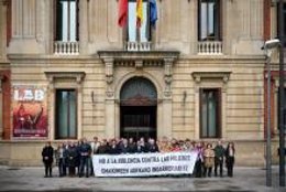 Concentración frente al Parlamento foral.
