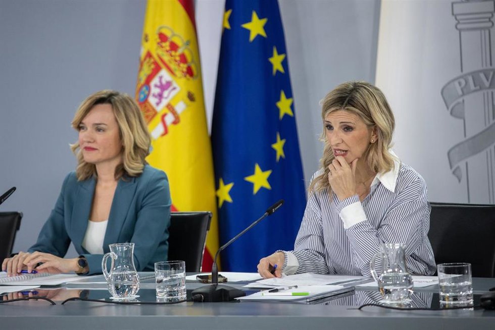 (I-D) La ministra Portavoz, de Educación, Formación Profesional y Deportes, Pilar Alegría y la vicepresidenta segunda y ministra de Trabajo y Economía Social, Yolanda Díaz, durante la rueda de prensa tras el Consejo de Ministros, en el Palacio de la Mon