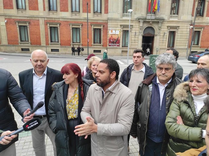El secretario general de Vox, Ignacio Garriga, atiende a los medios de comunicación en Pamplona.