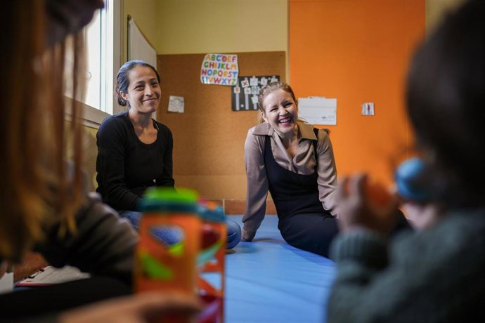 La consejera de Familia, Juventud y Asuntos Sociales, Ana Dávila, durante su visita al Centro de Atención Temprana Fundación Jardines de España, en Villanueva de la Cañada.