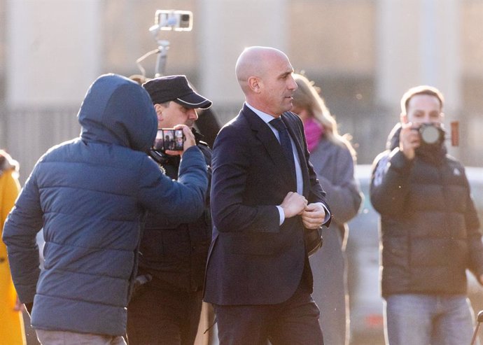 El expresidente de la Real Federación Española de Fútbol (RFEF) Luis Rubiales a su llegada a la Audiencia Nacional, a 11 de febrero de 2025, en San Fernando de Henares, Madrid (España). Rubiales declara como investigado en el juicio que se sigue en su con