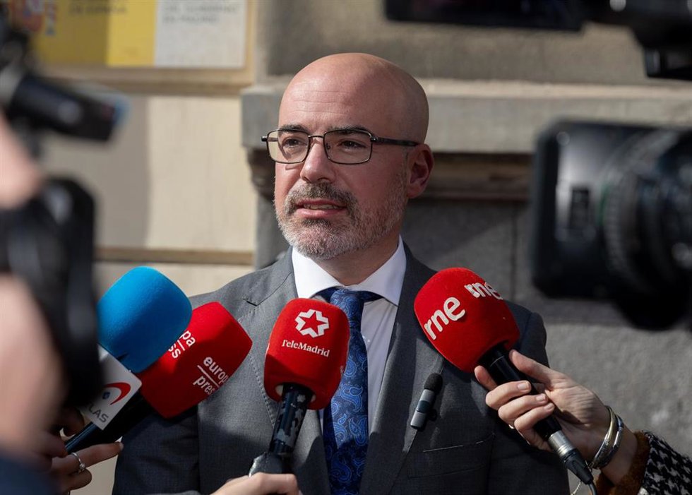 El delegado del Gobierno en la Comunidad de Madrid, Francisco Martín, atiende a los medios durante un minuto de silencio, frente a la Sede de la Delegación del Gobierno, a 11 de febrero de 2025, en Madrid (España).