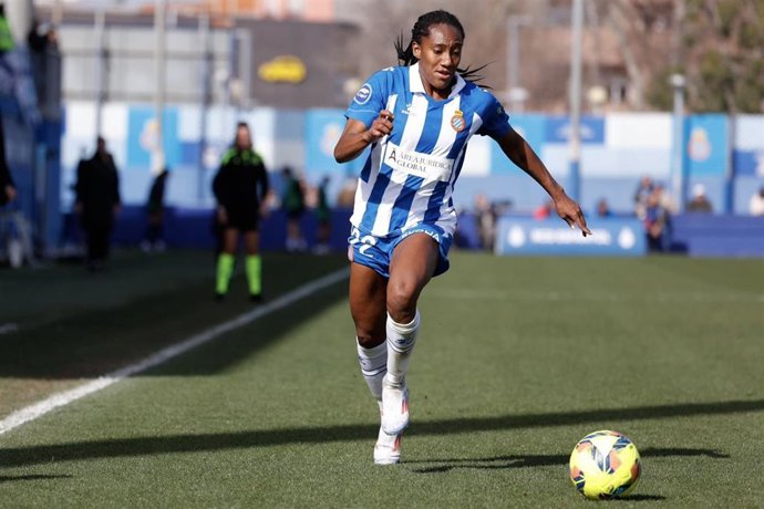 La jugadora del RCD Espanyol Femení Daniela Caracas en el partido de la Liga F contra el Barça Femení
