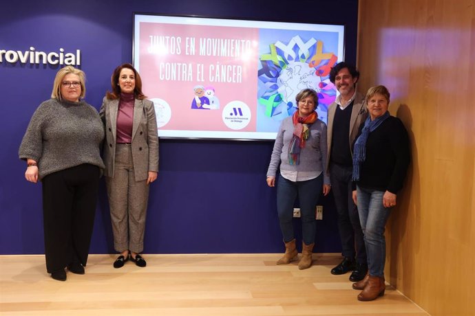 La vicepresidenta de Ciudadanía y Equilibrio Territorial de la Diputación de Málaga, Antonia Ledesma, junto a la presidenta de 'Un sí por la vida', Dolores Badía, en la presentación del proyecto 'Juntos en movimiento contra el cáncer'.