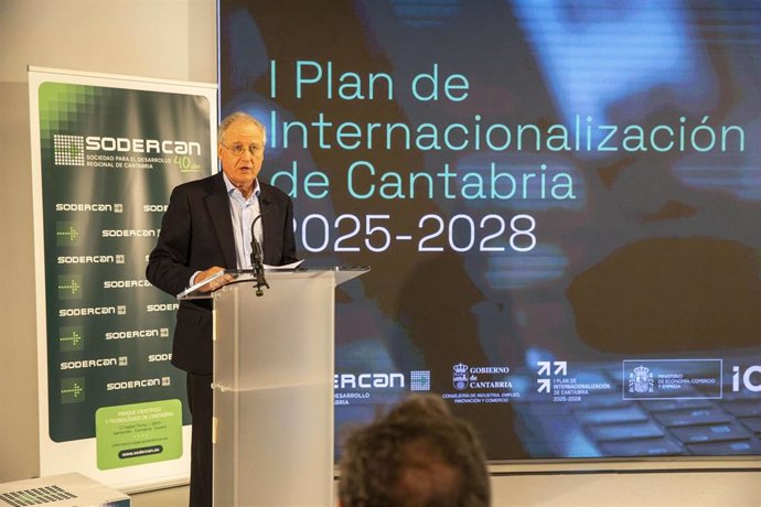 El consejero de Industria, Empleo, Innovación y comercio, Eduardo Arasti, presenta el I Plan de Internacionalización de Cantabria