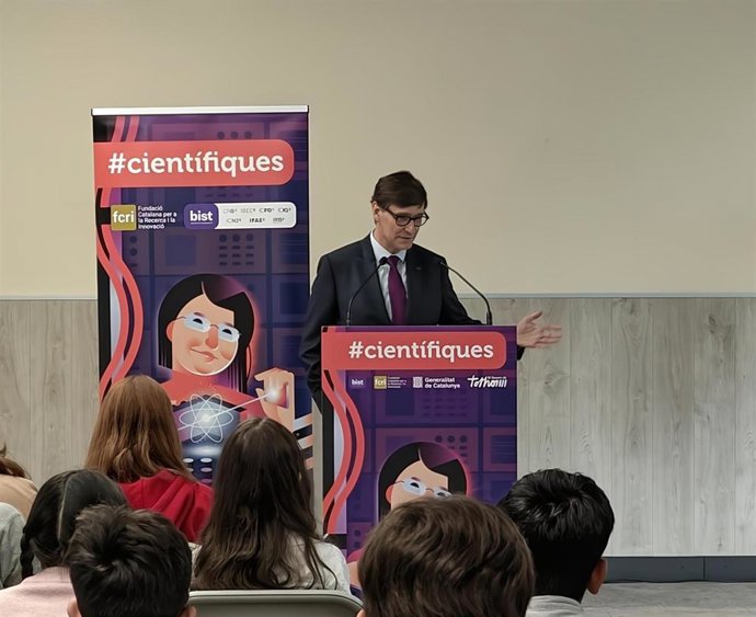 Salvador Illa durante su intervención ante alumnos del Institut Pau Claris de Barcelona.